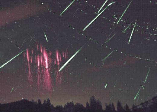 Meteoriten und Perseiden in der Landschaft bei Nýdek in der Tschechischen Republik.