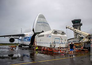 Während des Lufttransports wurde der Satellit BSAT-4b durch einen speziellen Satellitencontainer von RUAG Space geschützt. BSAT-4b wurde nach der Ankunft in Französisch-Guayana aus einem Antonow-Frachtflugzeug entladen.