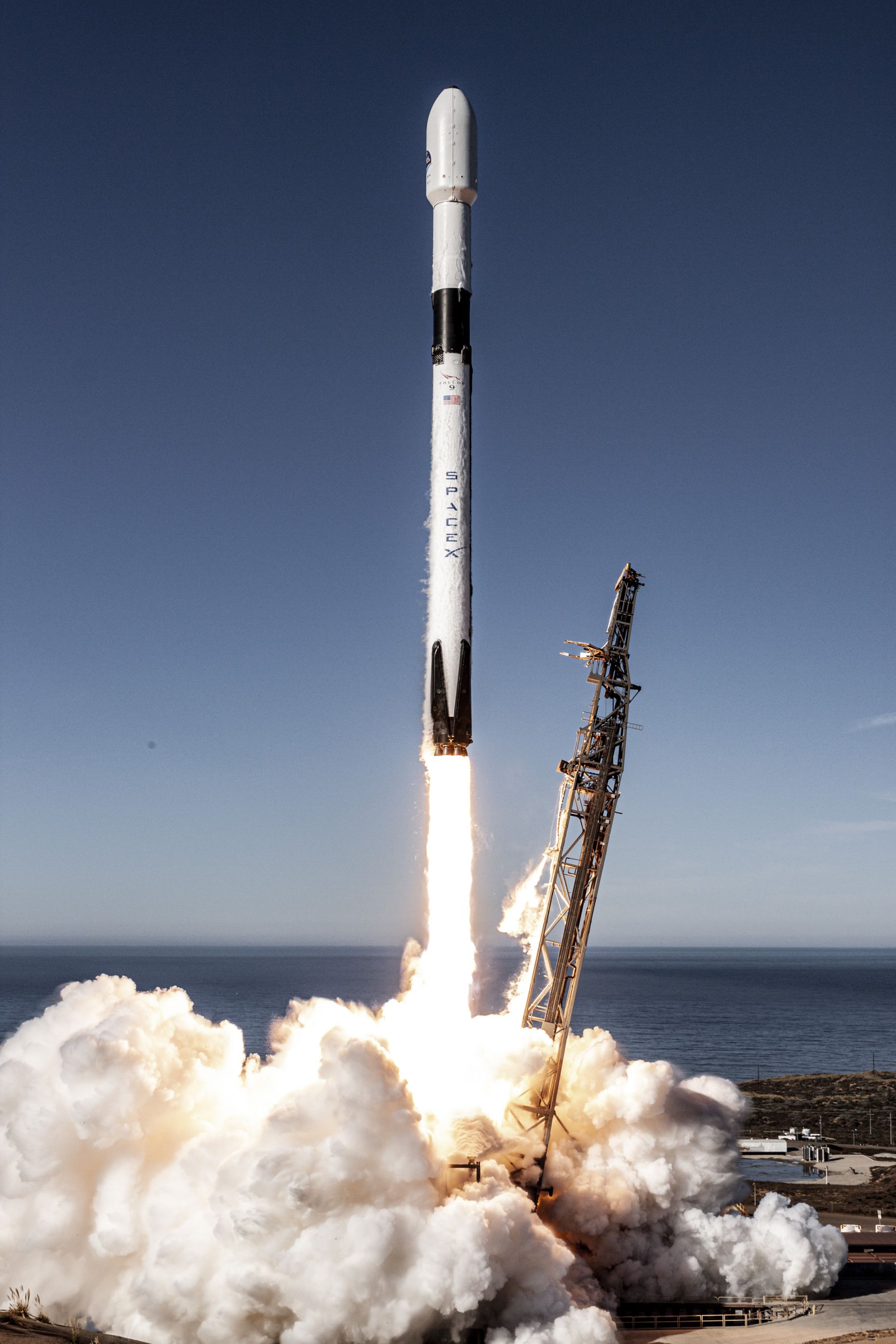 What an incredible image: Copernicus Satellite Sentinel6 Michael Freilich launches from Vandenberg Air Force Base atop a SpaceX Falcon9 rocket. 