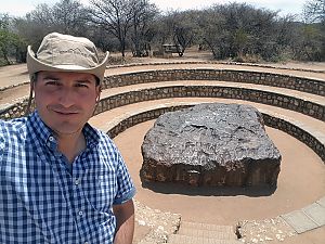 Dr. Ludovic Ferrière mit dem Hoba Meteorit in Namibia 