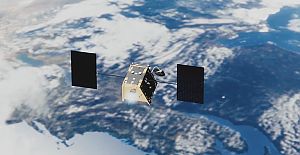 OneWeb Satellit im Orbit, Erdoberfläche in der Distanz sichtbar