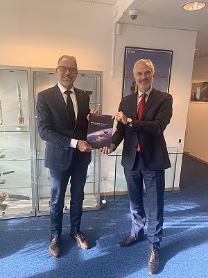 Botschafter Gregor Schusterschitz überreicht ESA Generaldirektor die österreichische Weltraumstrategie 2030+