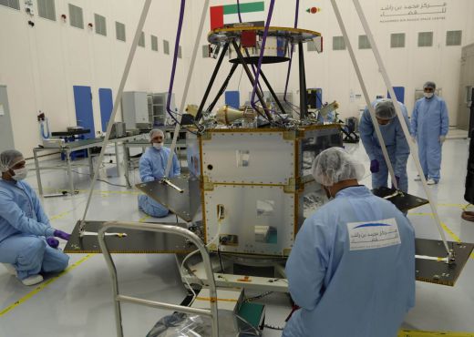 Arbeiten an einem Satelliten in Dubai