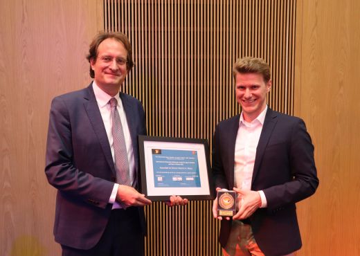  Christoph Crepaz überreicht IWF-Forscher Martin Reiss die Alexander Chizhevsky Medaille 