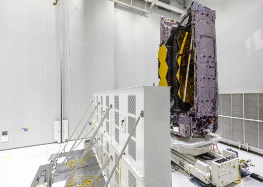 Das zusammengefaltete James Webb Teleskop im Clean Room am Europäischen Weltraumbahnhof