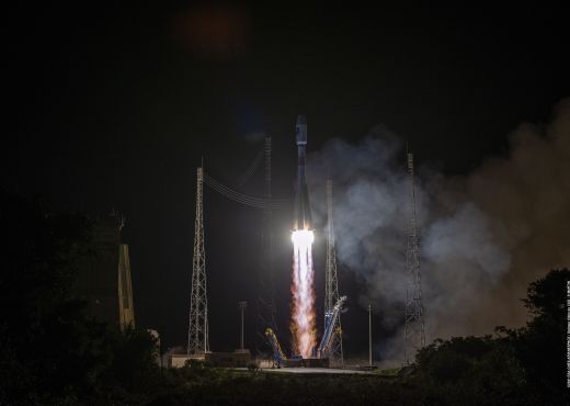 Eine Soyuz Trägerrakete hebt vom europäischen Weltraumbahnhof ab. Die Rakete erhellt den Nachthimmel. 