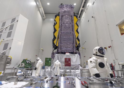 Das James Webb Weltraumteleskop ist zusammengefaltet in der Mitte des Cleanrooms des Europäischen Weltraumbahnhofs