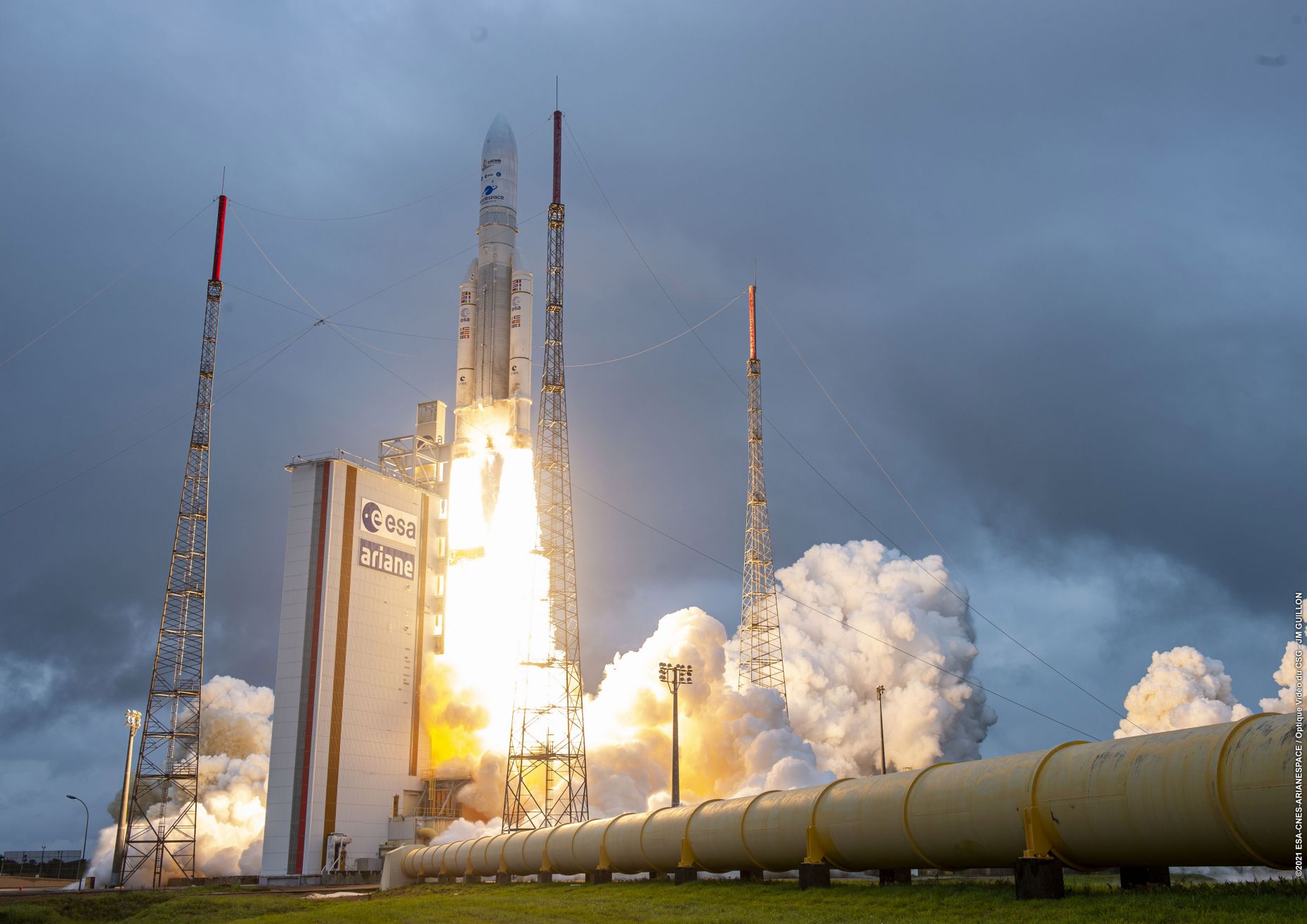 Eine Ariane 5 Rakete hebt vom europäischen Weltraumbahnhof ab. 