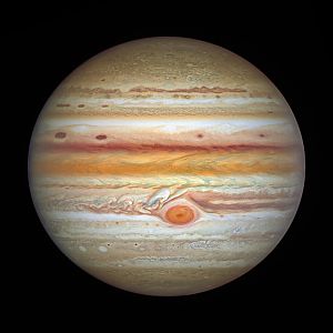 Umgeben von dem Schwarz des Weltalls kommen Jupiters Brauntöne besonders gut zu Geltung
