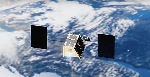 Ein OneWeb Satellit im Orbit der Erde