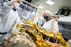 Zwei Menschen in Schutzanzügen im Cleanroom