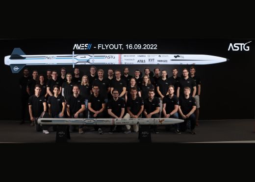 Gruppenbild des Aerospace Team Graz mit Rakete im Vordergrund.