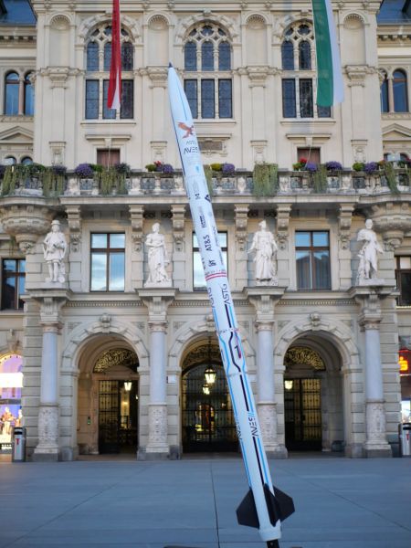 Die Rakete vor dem Rathaus in Graz.