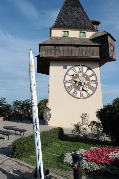 Die Rakete vor dem Uhrturm in Graz.