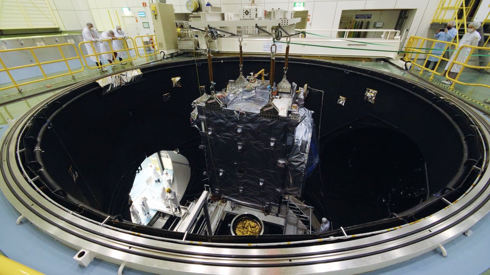 Raumfahrtsonde JUICE in einem Weltraumsimulator in den Niederlanden (2021) mit schwarzfärbiger Thermalisolation aus Österreich