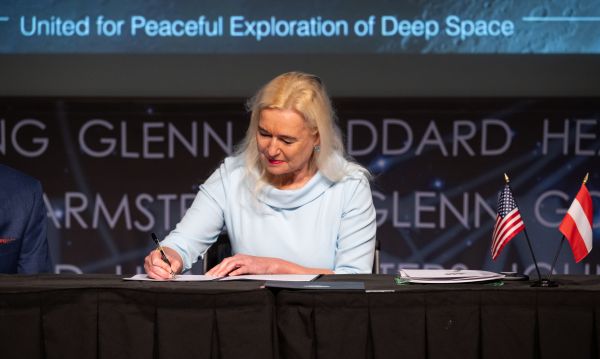 Botschafterin Petra Schneebauer unterzeichnet das Artemis Abkommen