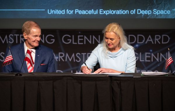 Botschafterin Petra Schneebauer und NASA Administrator Bill Nelson bei der Unterzeichnung des Artemis Accords Abkommen