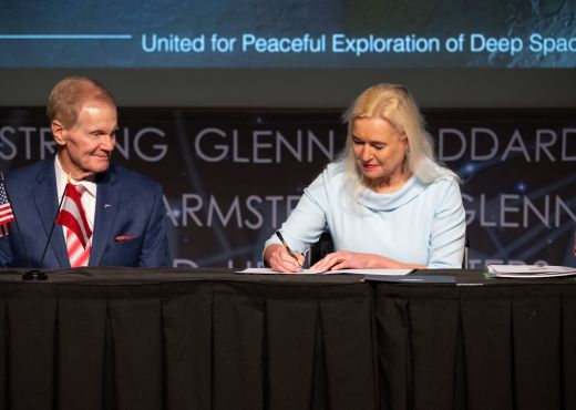 Botschafterin Petra Schneebauer und NASA Administrator Bill Nelson zeigen das von Österreich signierte Artemis Accords Dokument