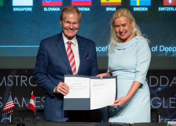Botschafterin Petra Schneebauer und NASA Administrator Bill Nelson zeigen das von Österreich signierte Artemis Accords Dokument