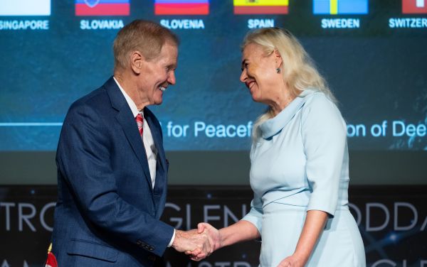NASA Administrator Bill Nelson gratuliert Botschafterin Petra Schneebauer zur Unterzeichnung des Artemis Accords Abkommens