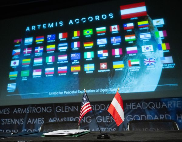 Die Flaggen avon Österreich und den USA mit den Flaggen aller Beitrittsländer im Hintergrund