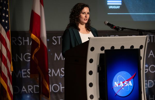 Eine Rednerin hält eine Ansprache im Rahmen der Unterzeichnung des Artemis Accords Abkommes durch Österreich