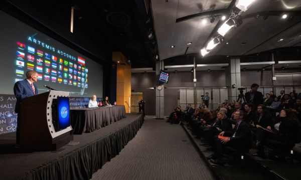 NASA Administrator Bill Nelson bei seiner Ansprache vor dem Saal-Publikum