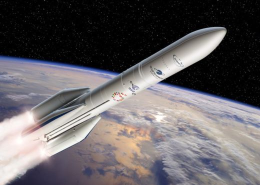 Die Trägerrakete Ariane 6 im Flug vom Weltall betrachtet mit der Erde als Hintergrund