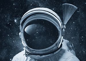 Astronaut mit Gamsbart am Helm, im Visier spiegelt sich das Weltall, das auch im Hintergrund zu sehen ist