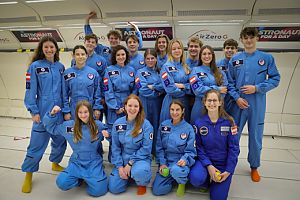 Eine Gruppe Jugendlicher in blauen Raumanzügen, die am Astronaut for a Day Projekt teilnehmen durften