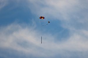 Rakete beim Landen mit Fallschirm.