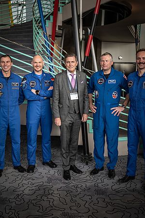 Innovations- und Weltraumminister Peter Hanke und 4 ESA Mitrbeiter in blauen Overalls.