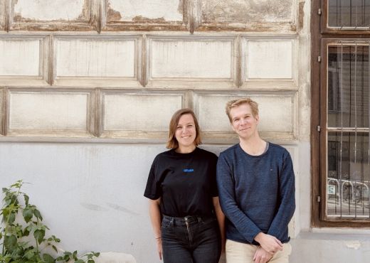 Maya Pindeus und Felix Geremus lehnen an einer Hauswand.