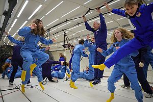 Schwebende Jugendliche in einem Flugzeug.