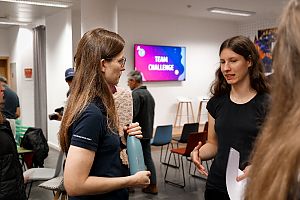 Daniela König wird interviewt.