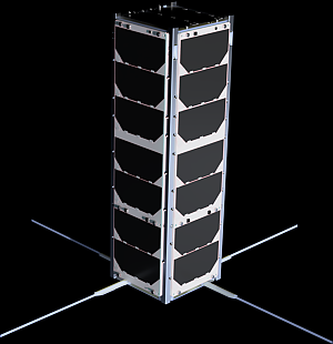  Quaderförmiger schwarz-silbern-färbiger Korpus mit vier Antennen in vier Richtungen vor schwarzem Hintergrund