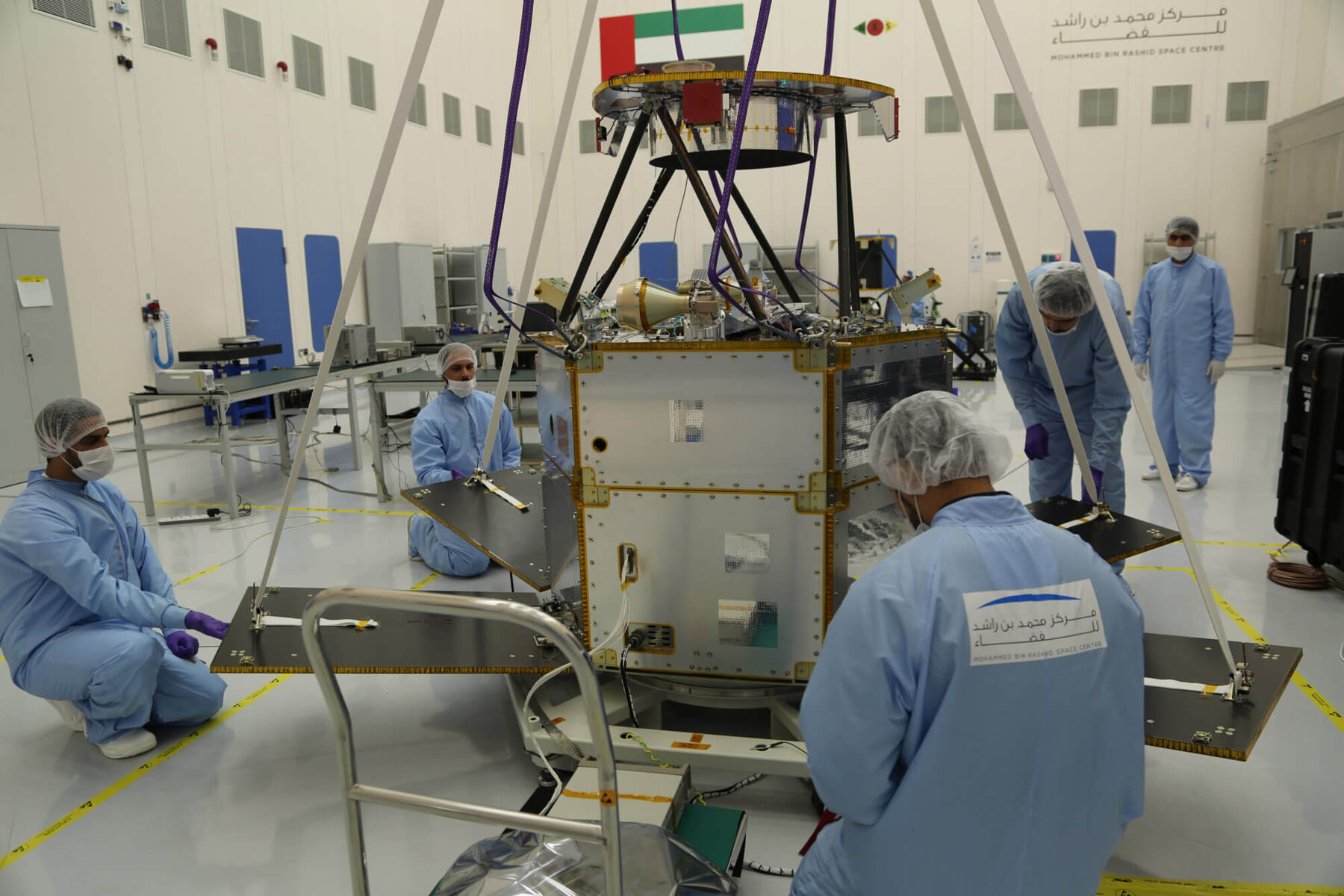 Arbeiten an einem Satelliten in Dubai