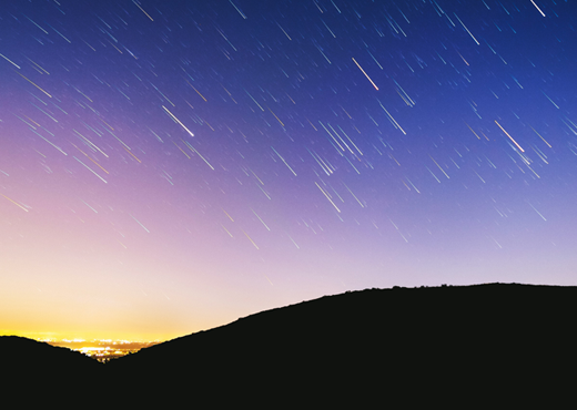 Meteoriten am Himmel während der Abenddämmerung