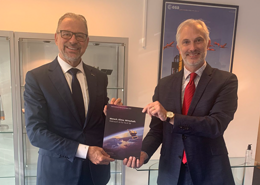 Botschafter Gregor Schusterschitz überreicht ESA Generaldirektor die österreichische Weltraumstrategie 2030+