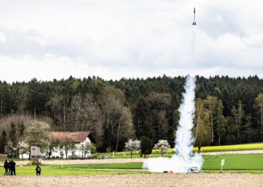 CanSat Rakete schießt im Freien nach oben.