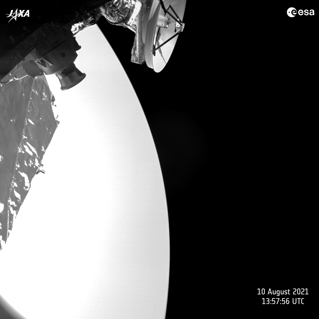 Die gemeinsame europäisch-japanische BepiColombo-Mission nahm diesen Blick auf die Venus am 10. August 2021 auf, als die Raumsonde für ein gravity assistiert Manöver an dem Planeten vorbei flog. Das Manöver, der zweite Vorbeiflug an der Venus und der dritte von insgesamt neun Vorbeiflügen, trug dazu bei, die Sonde auf Kurs zum Merkur zu bringen. Während seiner siebenjährigen Reise zum kleinsten und innersten Planeten des Sonnensystems macht BepiColombo einen Vorbeiflug an der Erde, zwei Vorbeiflüge an der Venus und sechs Vorbeiflüge am Merkur, um gegen die Anziehungskraft der Sonne zu bremsen und in eine Umlaufbahn um den Merkur einzutreten.  Sein erster Vorbeiflug am Merkur wird am 1. und 2. Oktober 2021 stattfinden. 